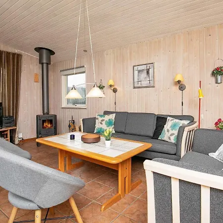 Four-bedroom Holiday In 1
