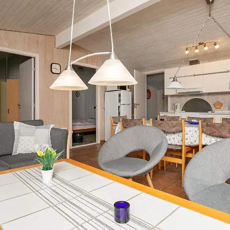 Four-bedroom Holiday In 1 *